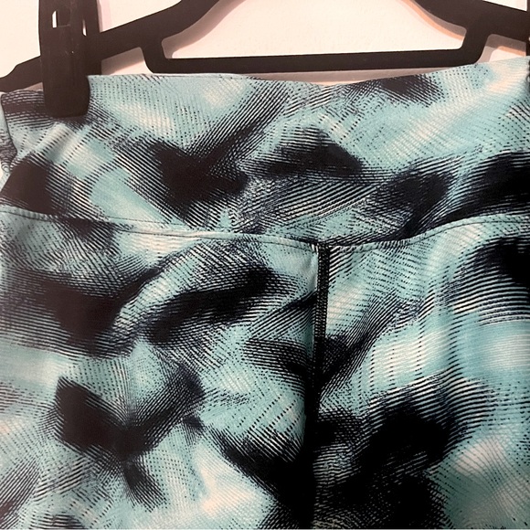 Calvin Klein Performance Blue & Black Abstract Print Cropped Capris Pants Medium - Picture 3 of 8